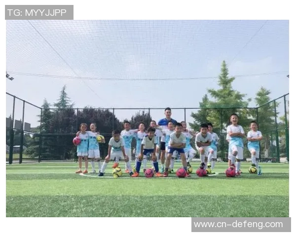 可爱足球场球星漫画风格，展现梦幻与激情的运动魅力